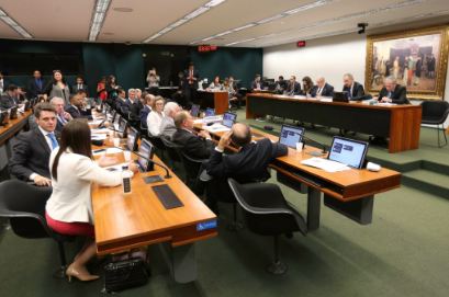 Comissão da reforma política aprova 'distritão' para eleições de 2018 e 2020; reunião será retomada às 10h